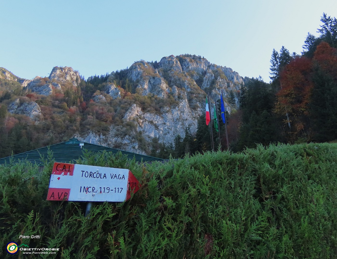 06 Al Piazzo (1112 m) di Piazzatorre imbocchiamo il sent_stradetta cementata 121.JPG